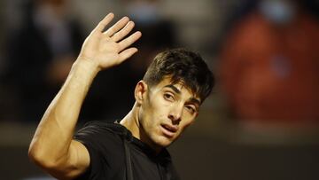 Luego de su mal paso por Río, el chileno tomó una drástica decisión: cambió de raqueta para el Chile Open. Tuvo chispazos de buen tenis, pero no le alcanzó.