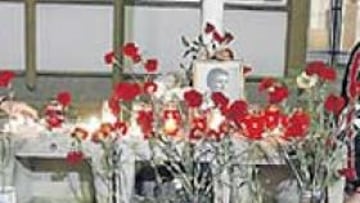 <b>VELATORIO. </b>La afición homenajeó a Puskas en el Bozsik Stadion, donde debutó.