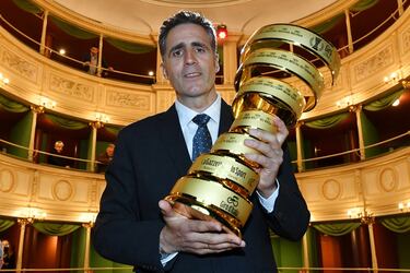 Indurain, con su trofeo.