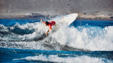 Kapono Fukuda, Campe¨®n Junior App World Tour, surfeando en la playa de Las Canteras, Las Palmas de Gran Canaria, 23 de noviembre del 2023.