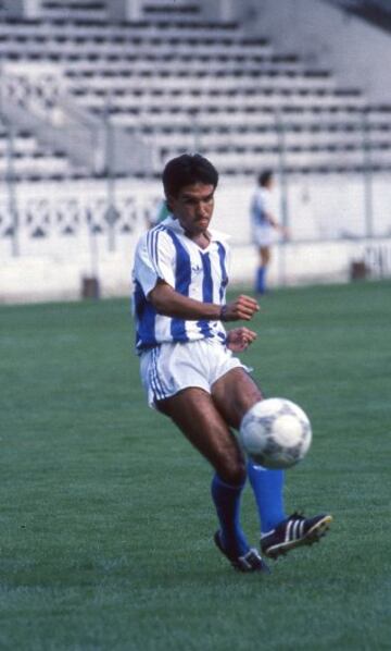 Canterano de la Real Sociedad, debutó con el primer equipo la temporada 1984/1985.