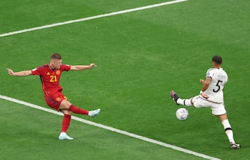 Dani Olmo, desde el borde del área grande, lanza un fortísimo disparo al larguero de Manuel Neuer.