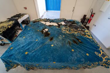 Vista general del manto quemado de la Virgen de los Afligidos de Chiclana. 