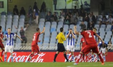 1-1. Los jugadores de la Real Sociedad se lamentan tras el gol encajado.