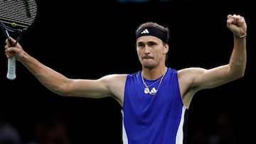 Alexander Zverev celebra su victoria ante Holger Rune en el Rolex Paris Masters.