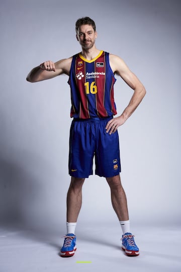 El debut de Pau Gasol con el FC Barcelona Baloncesto está más cerca que nunca. El pívot ha realizado la sesión de fotos oficiales con la camiseta del club blaugrana.