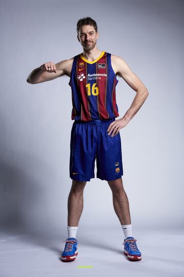 El debut de Pau Gasol con el FC Barcelona Baloncesto est芍 m芍s cerca que nunca. El p赤vot ha realizado la sesi車n de fotos oficiales con la camiseta del club blaugrana.