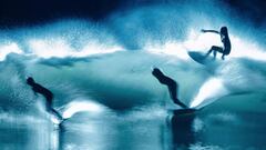 Stephanie Gilmore, Leah Dawson y Coco Ho surfeando de noche e iluminadas en la piscina de ola artificiales Kelly Slater Surf Ranch en Lemoore (California).