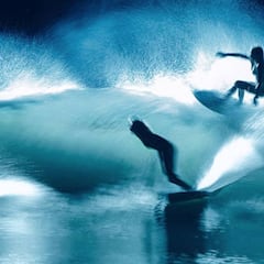 Tres referentes del surf femenino exprimen la ola perfecta de Kelly Slater de noche