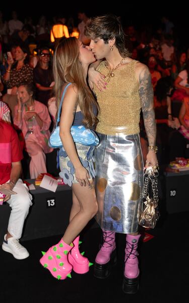 Los influencers Samantha Costantini y Tote Fernández durante el desfile de Agatha Ruiz de la Prada, en la la 82º edición de Mercedes-Benz Fashion Week.