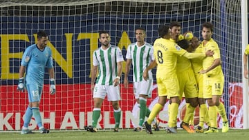 Ad&aacute;n, a la izquierda, tras el empate del Villarreal.