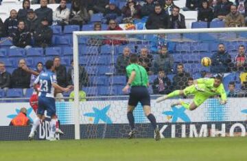Casilla intenta atrapar el balón. 