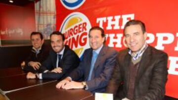 Quique Estebaranz, Augusto M&eacute;ndez Lugo, Senior Director OPS &amp; Business Development de Burger King, &Aacute;lvaro Garrido, Presidente de la Asociaci&oacute;n de F&uacute;tbol Indoor y Paco Buyo.
 
  
 
 