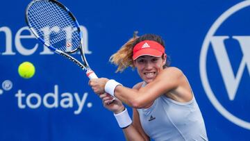 THM02. Mason (United States), 20/08/2016.- Garbine Muguruza of Spain hits a return shot to Karolina Pliskova of the Czech Republic during their semifinal match in the Western &amp; Southern Open tennis championships at the Linder Family Tennis Center in Mason, near Cincinnati, Ohio, USA, 20 August 2016. (Espa&ntilde;a, Tenis, Estados Unidos) EFE/EPA/TANNEN MAURY