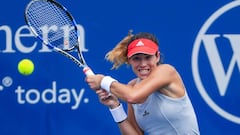 THM02. Mason (United States), 20/08/2016.- Garbine Muguruza of Spain hits a return shot to Karolina Pliskova of the Czech Republic during their semifinal match in the Western &amp; Southern Open tennis championships at the Linder Family Tennis Center in Mason, near Cincinnati, Ohio, USA, 20 August 2016. (Espa&ntilde;a, Tenis, Estados Unidos) EFE/EPA/TANNEN MAURY