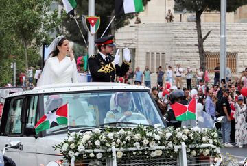 El príncipe heredero de Jordania Hussein y Rajwa al Saif viajan en un coche, el día de su boda real en Amman,