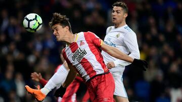 Bernardo Espinosa ante Cristiano Ronaldo en el duelo Girona vs. Real Madrid.