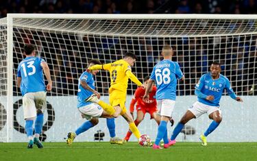 Asistencia de Pedri al delantero polaco en el borde del área, se hace un hueco y dispara raso, ajustado al palo, imparable para la estirada de Alex Meret.