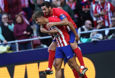 Koke felicita al Marcos Llorente tras anotar su segundo gol del encuentro.