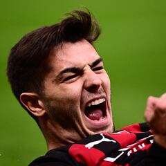 Early Díaz goal gives Milan edge for Spurs return