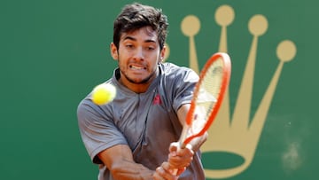 Tennis - ATP Masters 1000 - Monte Carlo Masters - Monte-Carlo Country Club, Roquebrune-Cap-Martin, France - April 15, 2021 Chile&#039;s Cristian Garin in action during his third round match against Greece&#039;s Stefanos Tsitsipas REUTERS/Eric Gaillard