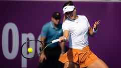 La tenista espa&ntilde;ola Paula Badosa devuelve una bola durante un partido en el Qatar TotalEnergies Open, el WTA 1.000 de Doha.