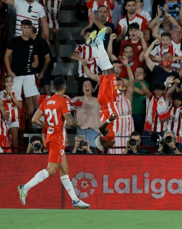 El Almería golpea primero. Balón al espacio que logra controlar Ramazani, batiendo a Courtois en el mano a mano.