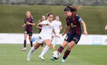 Lorena presiona a Méndez en el partido del Real Madrid ante el Levante.