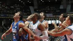 Marcus Slaughter, p&iacute;vot del Real Madrid, pelea  un rebote porJunyent.