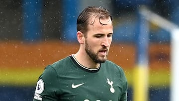 Kane commits to Tottenham