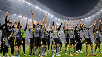 MARSEILLE, FRANCE - MAY 5: Ofir Marciano of Feyenoord, Lutsharel Geertruida of Feyenoord, Marcos Senesi of Feyenoord, Tyrell Malacia of Feyenoord, Luis Sinisterra of Feyenoord, Orkun Kokcu of Feyenoord, Reiss Nelson of Feyenoord, Fredrik Aursnes of Feyenoord, Gernot Trauner of Feyenoord, Guus Til of Feyenoord, Cyriel Dessers of Feyenoord, Justin Bijlow of Feyenoord, Valentin Cojocaru of Feyenoord, Thijs Jansen of Feyenoord, Marcus Pedersen of Feyenoord, Jorrit Hendrix of Feyenoord, Alireza Jahanbakhsh of Feyenoord, Bryan Linssen of Feyenoord, Philippe Sandler of Feyenoord, Patrik Walemark of Feyenoord, Ramon Hendriks of Feyenoord, Jens Toornstra of Feyenoord, Denzel Hall of Feyenoord celebrate the victory during the Conference League match between Olympique Marseille v Feyenoord at the Stade Vélodrome on May 5, 2022 in Marseille France (Photo by Rico Brouwer/Soccrates/Getty Images)