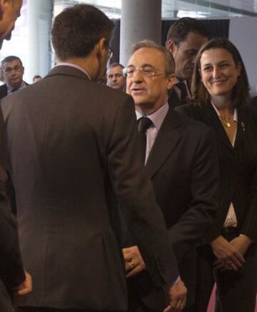 Sentido homenaje a Johan Cruyff en el Camp Nou. En la imagen la delegación del Real Madrid encabezada por Florentino Pérez.