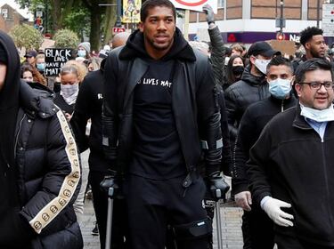 Joshua, con muletas, aparece en una marcha contra el racismo