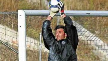 <b>LISTO. </b>El Pato ataja un balón en un entrenamiento del Getafe.