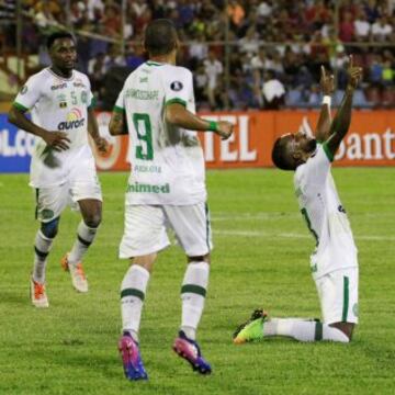 Luiz Antonio celebra su gol dedicandoselo al cielo. Su gol ponía el 0-2 en el marcador.