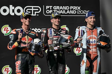 Marco Bezzecchi, Pedro Acosta y Raúl Fernández en el podio del Gran Premio de Tailandia de MotoGP.