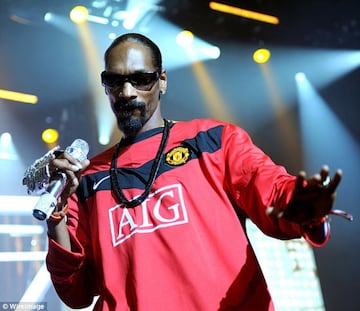 El cantante de Hip Hop vistió la playera del equipo más ganador del fútbol inglés, siendo este uno de los tantos equipos ingleses de los que es aficionado.