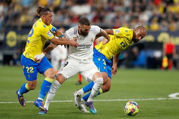 Karim Benzema, dentro del área del conjunto amarillo, lucha con los defensas, Luis 'Pacha' Espino y Fali.