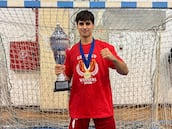 Es hijo de un famoso cantante chileno y se corona campeón en Europa