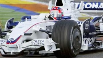 <b>ESTRENO.</b> El nuevo coche de la escudería BMW Sauber, con el piloto polaco al frente, dio sus primeras vueltas en Cheste.