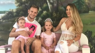 Ivan Rakitic con su mujer Raquel Mauri y sus dos hijas, Althea y Adara