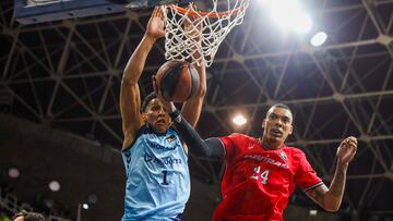 Tyson Pérez (i), ala pívot español del Morabanc Andorra, asegura una canasta ante Jacob Wiley (d), pívot macedonio y estadounidense del Coviran Granada, durante el partido de la vigesimoctava jornada de la Liga Endesa que se disputa hoy domingo en el Polideportivo de Andorra.