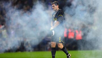 Porto&#039;s Spanish goalkeeper Iker Casillas walks on the pitch prior to the Portuguese league football match FC Porto vs SL Benfica at the Dragao stadium in Porto on November 6, 2016.  / AFP PHOTO / MIGUEL RIOPA