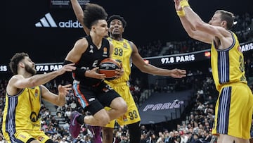 Nadir Hifi, del París Basketball, junto a Will Mcdowell-White y David McCormack, del Alba Berlín.