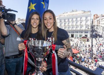 Las jugadoras rojiblancas Jennifer Hermoso y Lola Gallardo ofrecen la Copa de la Liga desde el balcón de la Real Casa de Correos, sede del Gobierno regional. 
 