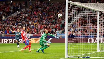 Oblak trató de llegar, pero no pudo recomponerse a tiempo tras la parada del tiro de Openda.