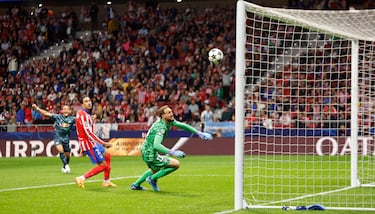 Oblak trató de llegar, pero no pudo recomponerse a tiempo tras la parada del tiro de Openda.
