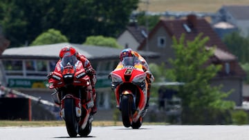 Bagnaia cruzando la meta de Sachsenring delante de Bradl.