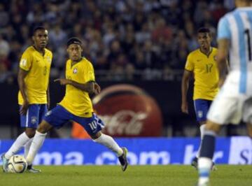 Brazil's Neymar Jr. (2-L) controls the ball during the Russia 2018 FIFA World Cup South American Qualifiers football match against Argentina, in Buenos Aires, on November 13, 2015.   AFP PHOTO / ALEJANDRO PAGNI