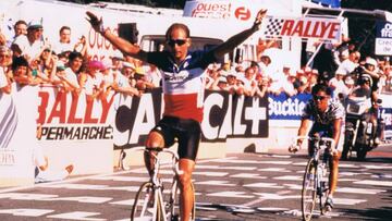 Armand de las Cuevas celebra una victoria con el maillot del Banesto.